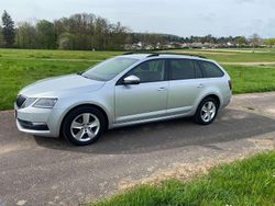 Brilliantsilber metallic Gebraucht 2020 Skoda Octavia Ambition Kombi | 12.300 € (Guter Preis)