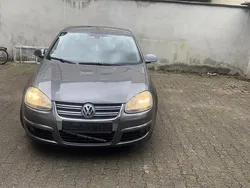 Grau Gebraucht 2007 VW Jetta Limousine | 3.100 €