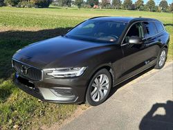 Grau Gebraucht 2018 Volvo V60 Momentum Kombi | 19.300 € (Teuer)