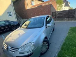 Grau Gebraucht 2004 VW Golf V Kleinwagen | 1.400 € (Teuer)