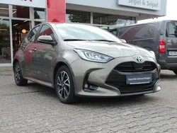 Manganbronze metallic Gebraucht 2022 Toyota Yaris Hybrid Basis Limousine | 18.900 € (Fairer Preis)