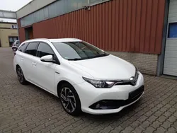 Weiß Gebraucht 2015 Toyota Auris Hybrid Kombi | 9.990 € (Superpreis)