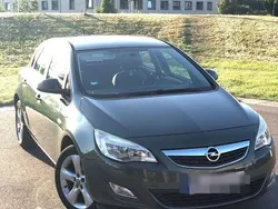 Grün Gebraucht 2010 Opel Astra Edition Limousine | 4.400 € (Fairer Preis)
