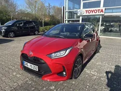 Rot Gebraucht 2024 Toyota Yaris Hybrid Plus Limousine | 27.450 € (Fairer Preis)
