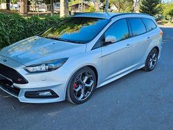 Silber Gebraucht 2015 Ford Focus ST Limousine | 14.700 € (Etwas zu teuer)
