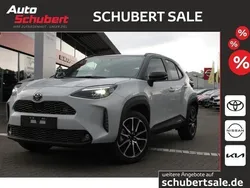 Dynamicgrey metallic / dach schwarz Gebraucht 2024 Toyota Yaris Hybrid Plus | 32.390 € (Teuer)