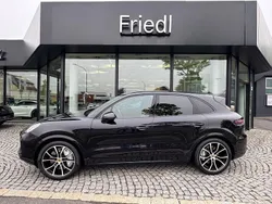 Tiefschwarz metallic Gebraucht 2018 Porsche Cayenne Turbo Sport SUV | 48.450 €