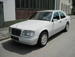 Weiß Gebraucht 1994 Mercedes E250 Limousine | 16.999 €