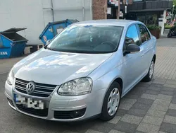 Grau Gebraucht 2025 VW Jetta Limousine | 3.500 €