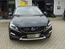 Schwarz Gebraucht 2017 Volvo V60 CC Summum Kombi | 22.900 € (Guter Preis)