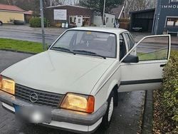 Weiß Gebraucht 1986 Opel Ascona Limousine | 3.200 €