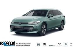 Grün (maripositgrün) Neu 2025 VW Passat IQ Drive Kombi | 58.930 € (Teuer)