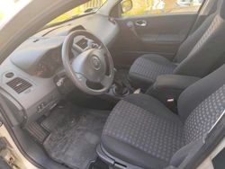 Gold Gebraucht 2006 Renault Mégane II Kleinwagen | 1.900 €