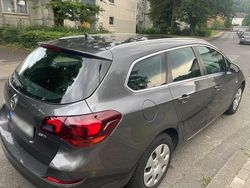 Grau Gebraucht 2011 Opel Astra Sport Kombi | 6.700 € (Etwas zu teuer)