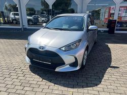 Silver metallic Gebraucht 2022 Toyota Yaris Hybrid Business Edition Kleinwagen | 19.600 € (Fairer Preis)
