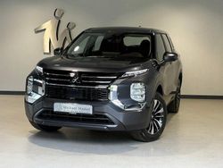 Grey metallic Neu 2025 Mitsubishi Outlander P-HEV Basis SUV | 45.870 € (Superpreis)