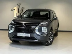 Grey metallic Neu 2025 Mitsubishi Outlander P-HEV Basis SUV | 45.870 €