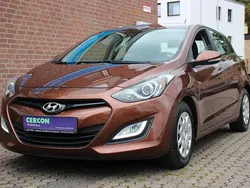 Braun Gebraucht 2014 Hyundai i30 Classic Limousine | 8.990 € (Fairer Preis)