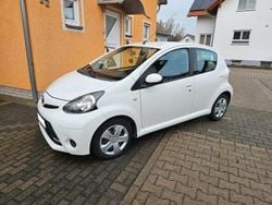 Weiß Gebraucht 2013 Toyota Aygo Kleinwagen | 4.200 € (Fairer Preis)