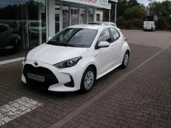 Weiß Gebraucht 2021 Toyota Yaris Hybrid Style Limousine | 15.940 € (Fairer Preis)