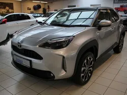 Shimmering silver metallic Gebraucht 2022 Toyota Yaris Cross Connect Style SUV | 24.490 € (Fairer Preis)
