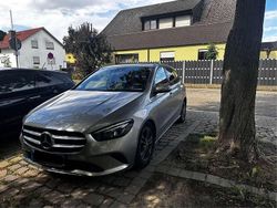 Grau Gebraucht 2019 Mercedes B200 Van / Kleinbus | 20.900 € (Fairer Preis)