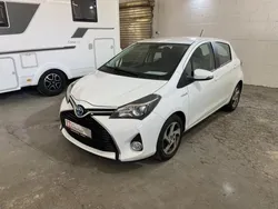 Weiß Gebraucht 2015 Toyota Yaris Hybrid Comfort Limousine | 11.990 € (Fairer Preis)