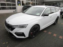 Moonweiß (metallic) Gebraucht 2022 Skoda Octavia RS Kombi | 24.988 € (Fairer Preis)