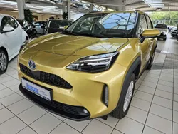 Gold Gebraucht 2024 Toyota Yaris Cross Team SUV | 31.355 € (Fairer Preis)