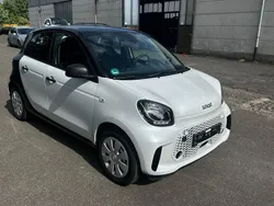 Schwarzweiß Gebraucht 2022 Smart ForFour Electric Drive Kleinwagen | 9.299 € (Fairer Preis)