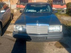Grau Gebraucht 1990 Mercedes E200 Limousine | 1.990 €