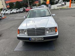 Weiß Gebraucht 1993 Mercedes E200 Limousine | 5.960 €
