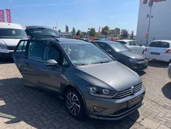 Grau Gebraucht 2017 VW Golf Sportsvan Sound Van / Kleinbus | 15.999 € (Fairer Preis)