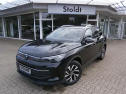 Deep black perleffekt (schwarz), perleffekt Gebraucht 2024 VW Tiguan Life SUV | 46.480 €