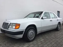 Weiss Gebraucht 1992 Mercedes E200 Limousine | 6.990 €