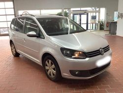 Grau Gebraucht 2015 VW Touran Comfortline Van / Kleinbus | 5.600 €
