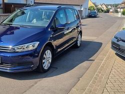 Blau Gebraucht 2019 VW Touran Comfortline Van / Kleinbus | 22.990 € (Fairer Preis)