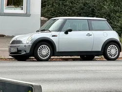 Silber Gebraucht 2005 Mini Cooper Kleinwagen | 2.200 €