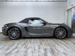 Aventuringrün metallic Gebraucht 2025 Porsche 718 Boxster S Cabrio | 91.489 €