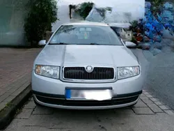 Silber Gebraucht 2001 Skoda Fabia Kleinwagen | 900 € (Guter Preis)