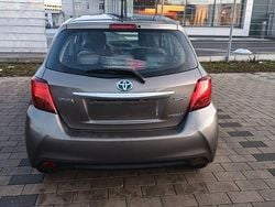 Braun Gebraucht 2017 Toyota Yaris Hybrid Edition-S Kleinwagen | 13.300 € (Fairer Preis)