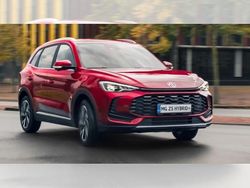 Grün (emerald green metallic) Neu 2025 MG ZS Luxury SUV | 24.610 € (Fairer Preis)