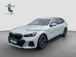 Mineralweiß (metallic) Gebraucht 2024 BMW 520 Shadowline Kombi | 48.890 € (Superpreis)