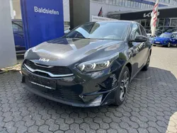 Carraraweiss Neu 2025 Kia Ceed Style Limousine | 25.465 € (Superpreis)
