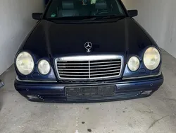 Blau Gebraucht 1997 Mercedes E320 Avantgarde Limousine | 5.300 € (Teuer)