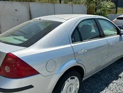 Grau Gebraucht 2002 Ford Mondeo Kleinwagen | 2.900 €