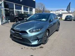 Grau Neu 2025 Kia Ceed 4 Limousine | 30.600 € (Etwas zu teuer)