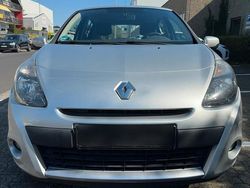 Silber Gebraucht 2012 Renault Clio IV Kleinwagen | 2.490 €