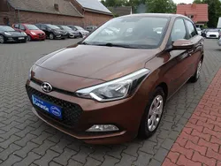 Braun Gebraucht 2017 Hyundai i20 Classic Limousine | 8.980 € (Fairer Preis)