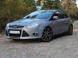 Grau Gebraucht 2014 Ford Focus Trend Limousine | 5.099 € (Fairer Preis)